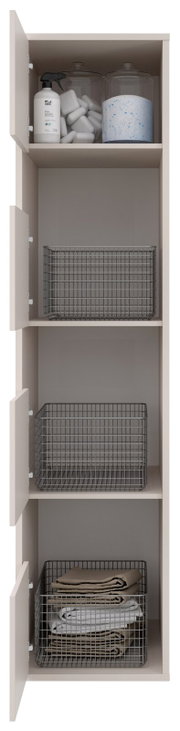 Offener hoher Badezimmerschrank in Beige mit vier Fächern, oben mit Reinigungsflasche und Vorratsbehältern, darunter Drahtkörben und gefalteten Handtüchern; frontale Perspektive.