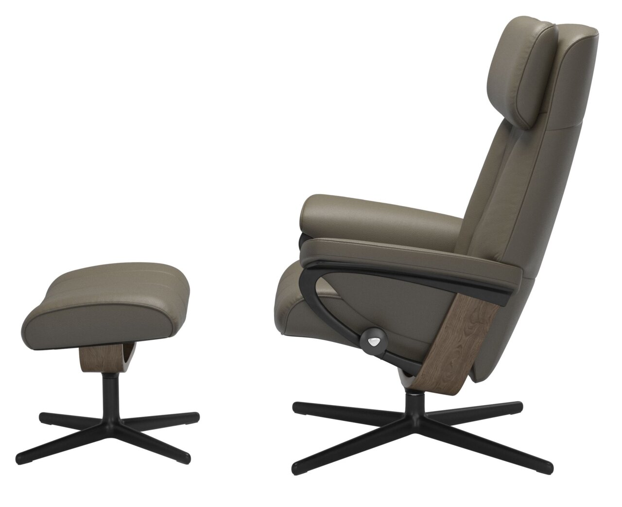 Zijaanzicht van een moderne fauteuil met bijpassende voetenbank, uitgevoerd in olijfgroen leer en met een zwart metalen frame.