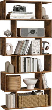 Modernes, asymmetrisches Standregal aus dunkelbraunem Holz in Frontansicht, mit versetzten offenen Fächern und dekorativ arrangierten Büchern, Körben, Lautsprecher, Kamera und Vasen.