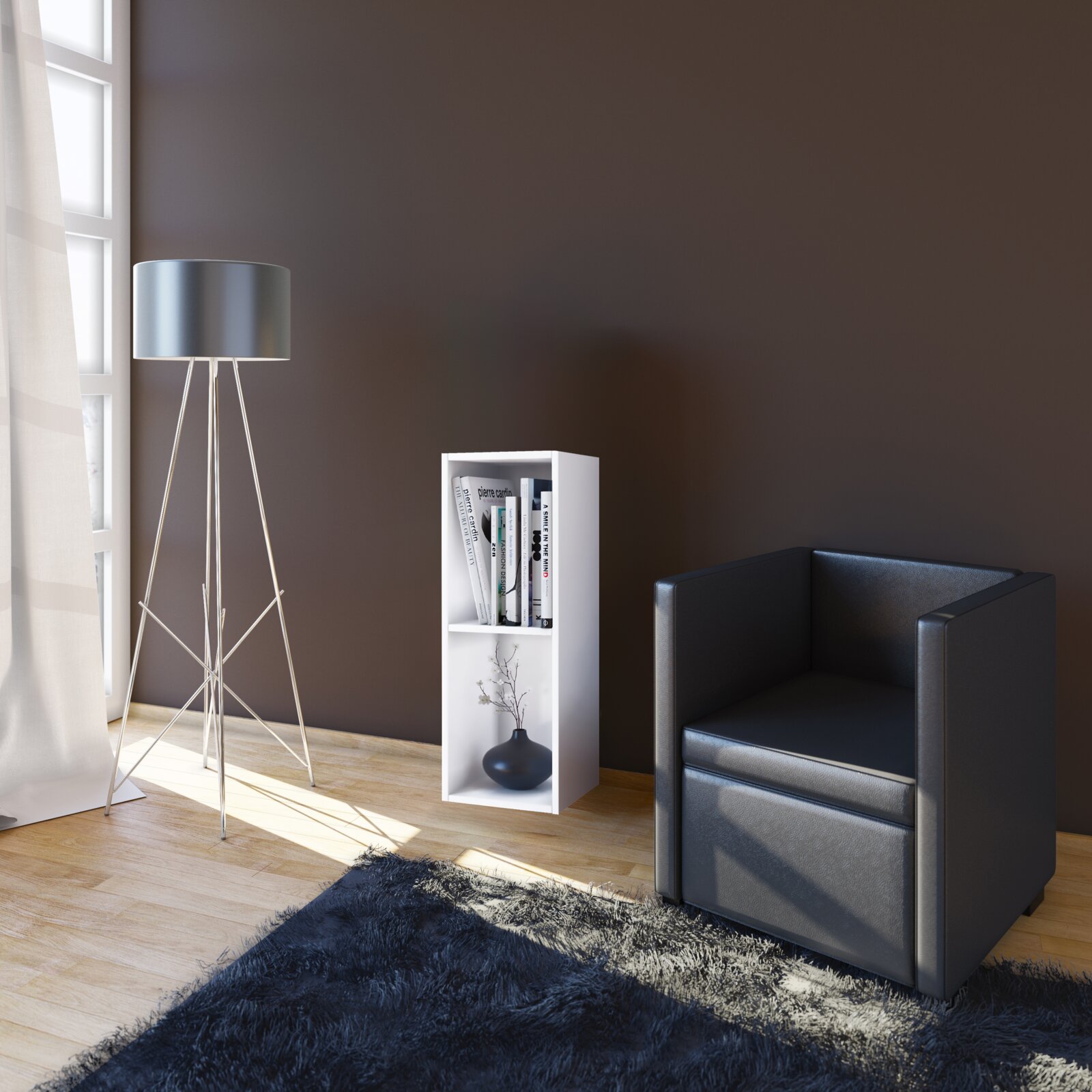 Modernes Wohnzimmer-Setup mit schwarzem Ledersessel, weißem Regal mit Büchern und Vase sowie silberner Stehlampe neben Fenster, Perspektive: leicht erhöht und schräg von vorn.