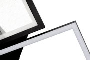 Nahaufnahme einer modernen LED-Deckenleuchte mit geometrischem Design und schwarzem Rahmen, seitliche Perspektive.