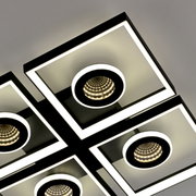 Moderne LED-Deckenleuchte mit quadratischem Design und kreisförmigen Lichtelementen, Perspektive von unten.