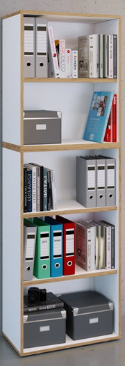 Frontale Perspektive auf ein hohes, offenes Bücherregal mit Holzrahmen und weißen Fächern, gefüllt mit Ordnern, Büchern und Aufbewahrungsboxen.