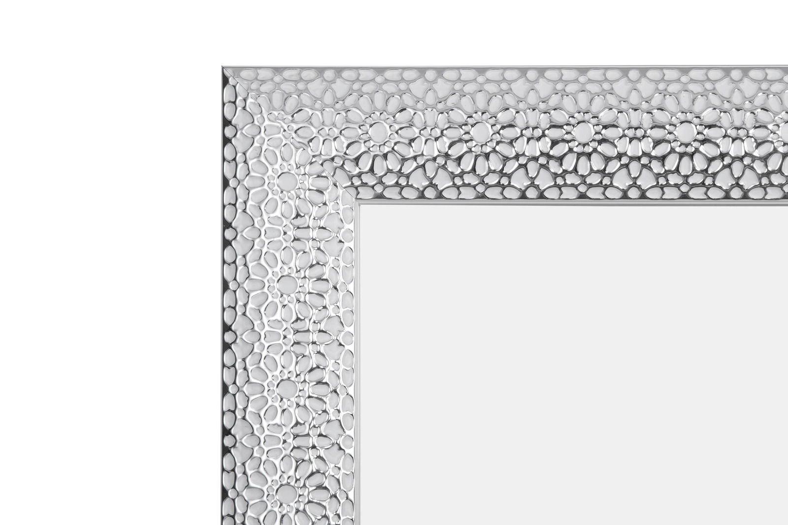 Nahaufnahme eines dekorativen Spiegels mit floralem Muster im Rahmen, Perspektive von der Ecke.