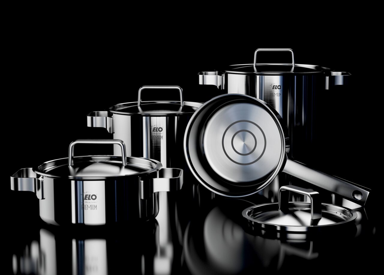 Set aus vier glänzenden Edelstahlkochtöpfen und einer Pfanne mit Deckeln, auf schwarzem Hintergrund präsentiert, aus seitlicher Perspektive.