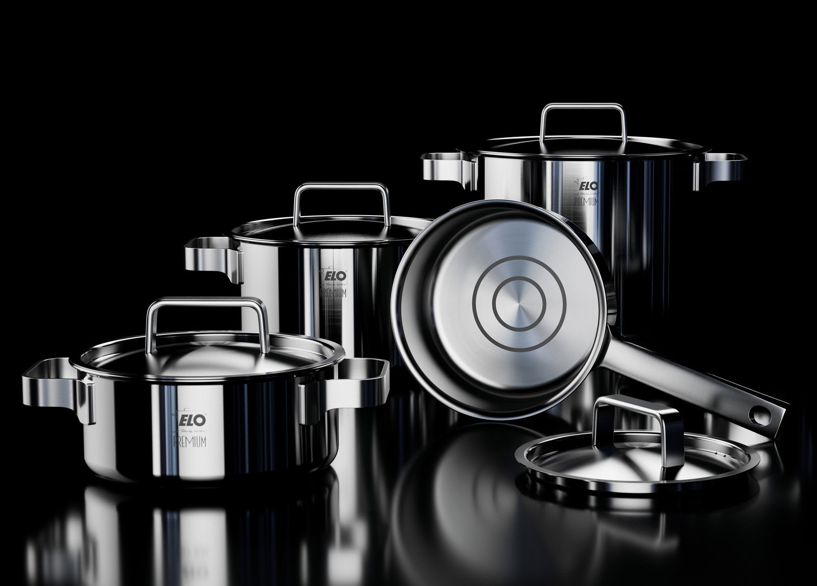 Set aus vier glänzenden Edelstahlkochtöpfen und einer Pfanne mit Deckeln, auf schwarzem Hintergrund präsentiert, aus seitlicher Perspektive.
