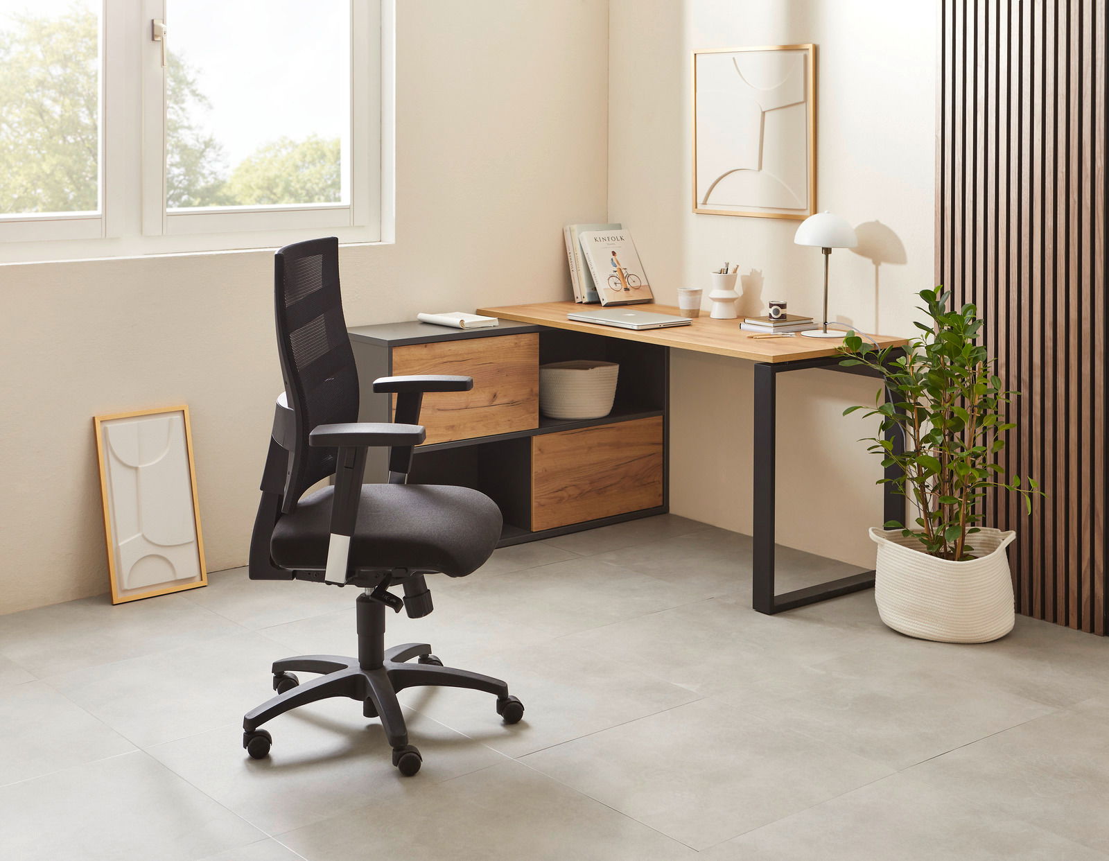 Moderner Drehstuhl in einem stilvollen Büro, seitliche Perspektive