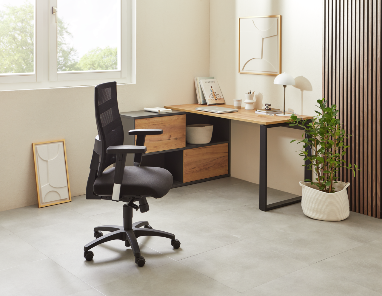 Moderner Drehstuhl in einem stilvollen Büro, seitliche Perspektive