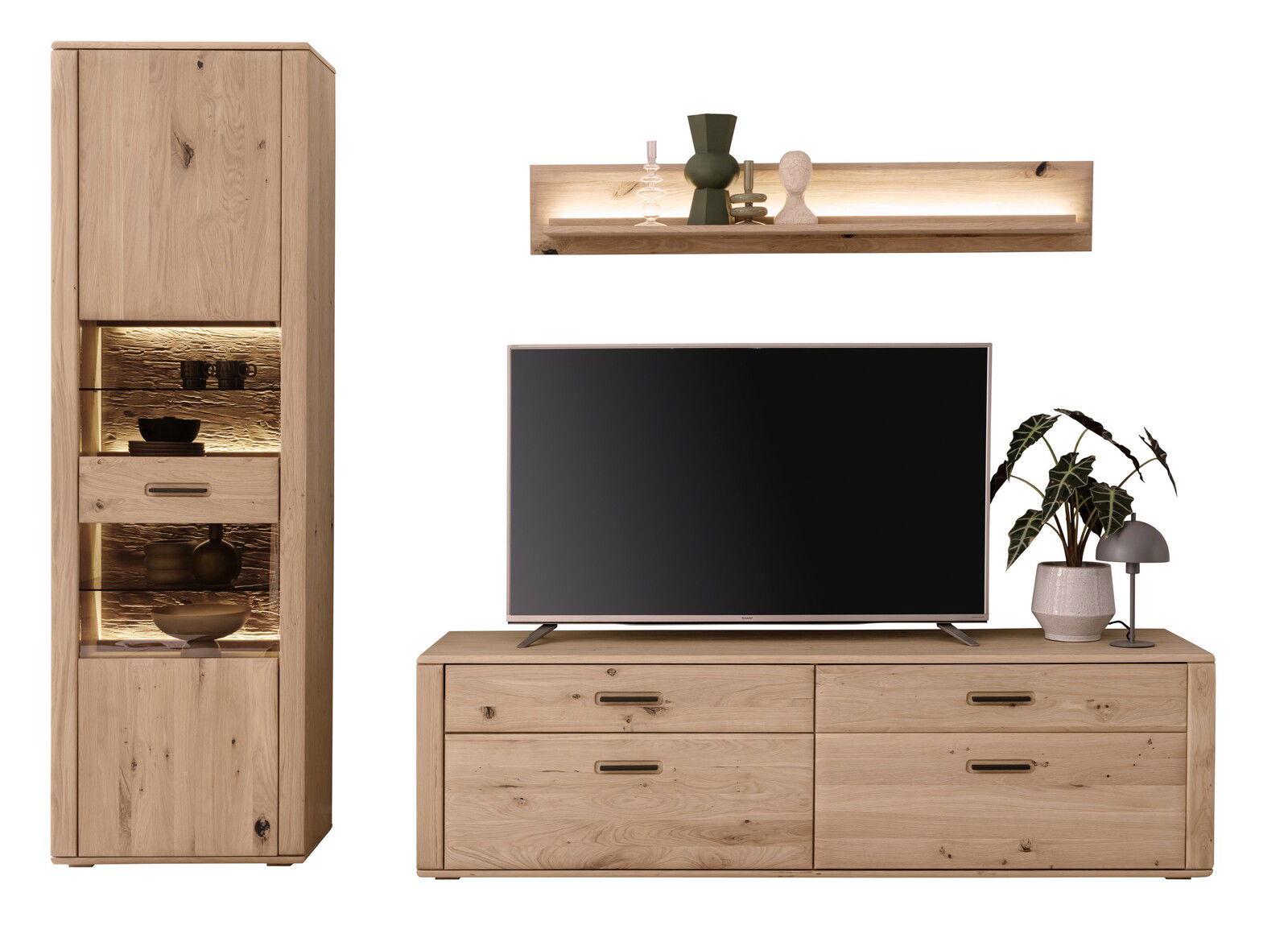 Frontale Ansicht einer modernen Wandkombination aus Holz mit einem hohen Schrank, einem TV-Board und einem Wandregal, dekoriert mit Pflanzen und Accessoires.