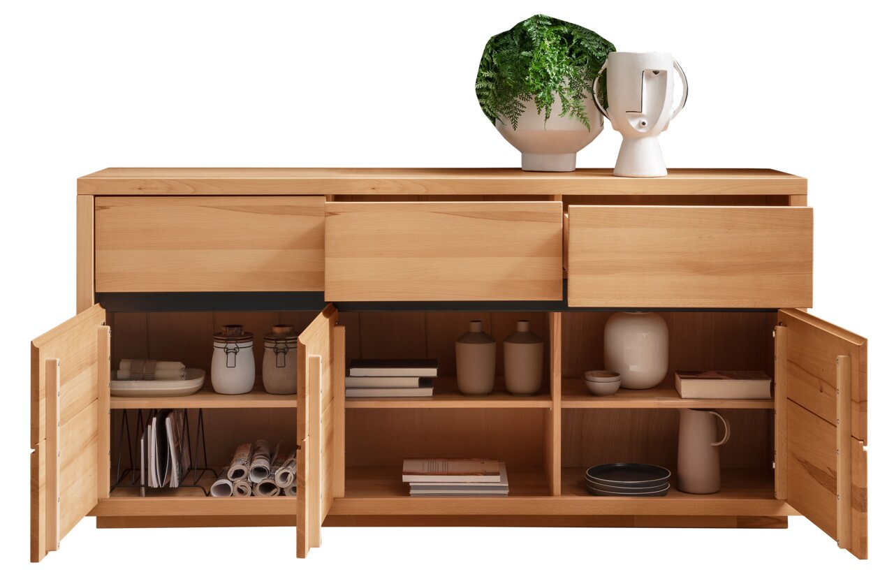 Holz-Sideboard mit offenen Schubladen und Türen, dekoriert mit Pflanzen und Keramik, Frontalansicht