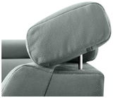 Nahaufnahme einer verstellbaren Kopfstütze eines Sofas in grauer Stoffoptik, seitliche Perspektive.