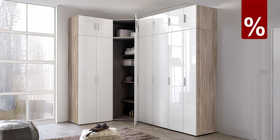 Stylisher Eckkleiderschrank in Weiß Hochglanz und heller Eiche – modernes Design mit viel Stauraum.