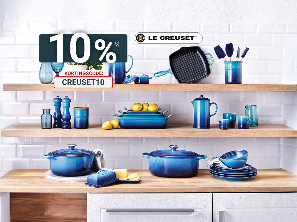 Blauwe Le Creuset-keukenserie stijlvol gepresenteerd op open houten planken