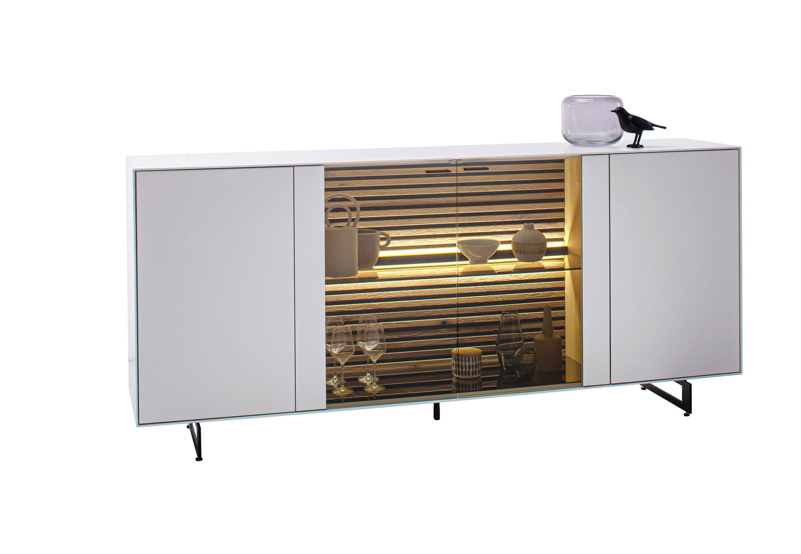 Modernes Sideboard mit weißem Finish, zentralem Glaseinsatz und dekorativer Beleuchtung, seitliche Perspektive.