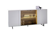 Modern dressoir met witte afwerking, glazen inzetstuk in het midden en decoratieve verlichting, gezien vanaf de zijkant.