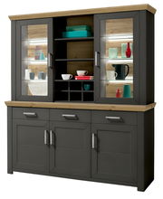 Modernes Sideboard mit grauen Türen und Holzdetails, frontal abgebildet. Integrierte Glasvitrinen mit Beleuchtung und dekorativen Objekten.