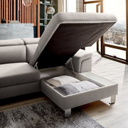 Graue Rundecke mit Stauraum, geöffnet, seitliche Perspektive, zeigt Kissen im Inneren.