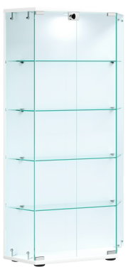 Transparente Glasvitrine mit mehreren Glasböden und silbernen Beschlägen, freistehend auf Sockel, Ansicht von vorne in leichter Schrägperspektive