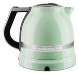 Grüner Wasserkocher Artisan von KitchenAid, seitliche Perspektive