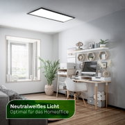 Moderne rechteckige LED-Deckenleuchte mit schwarzem Rahmen und neutralweißem Licht in einem hellen Homeoffice, perspektivisch aus leichtem Untersichtwinkel im Raum dargestellt