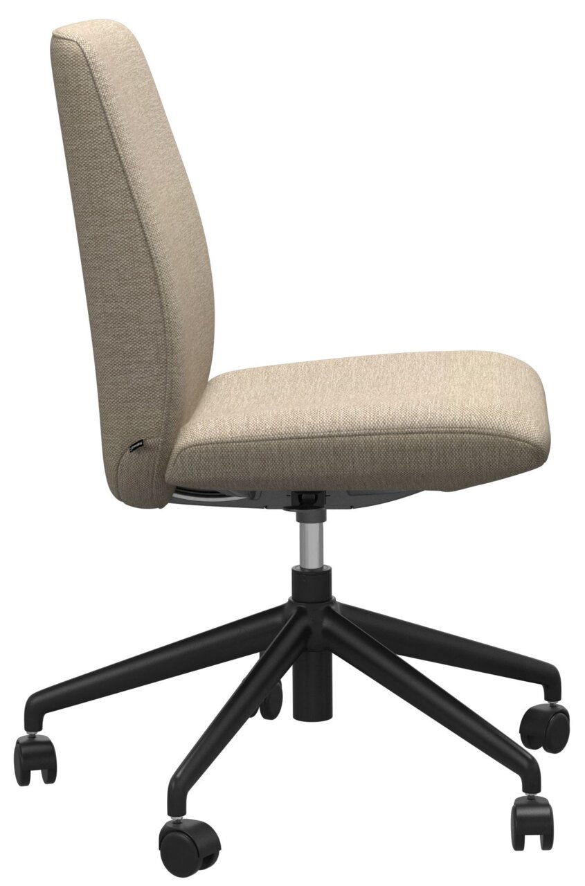 Zijaanzicht van een beige thuiskantoorstoel met een zwart draaipootstel en wieltjes