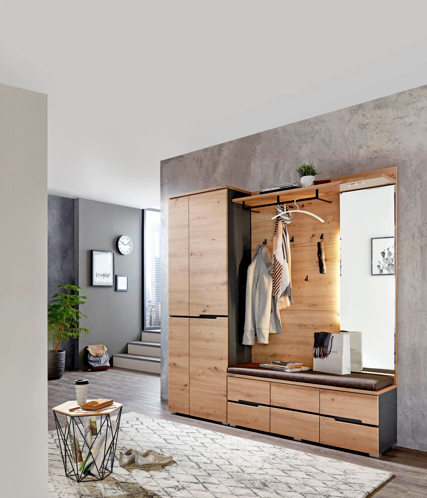 Moderner XL-Garderobenschrank in Holzoptik mit Spiegel und Sitzbank, seitliche Perspektive