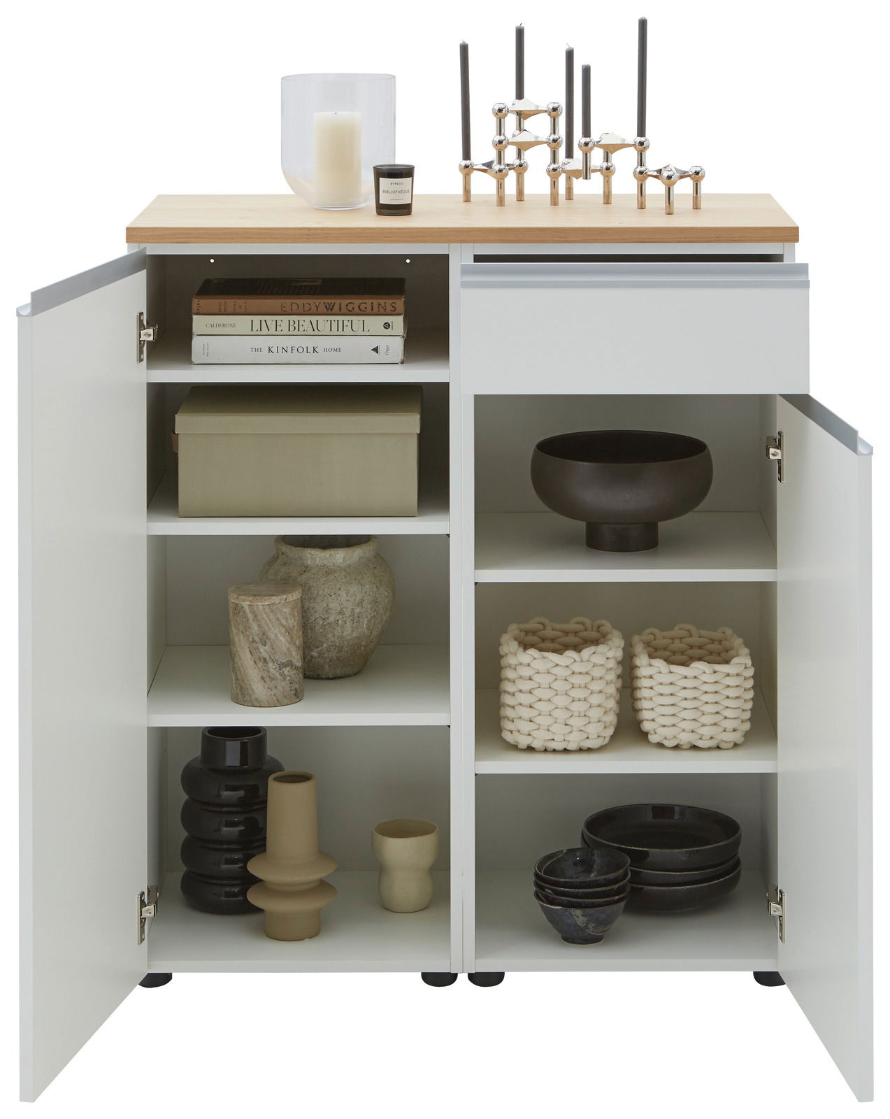 Dieter Knoll Kombi-Kommode LENDINA Frontale Ansicht einer weißen Kombi-Kommode mit offenen Türen, dekoriert mit Kerzen, Büchern und Vasen.