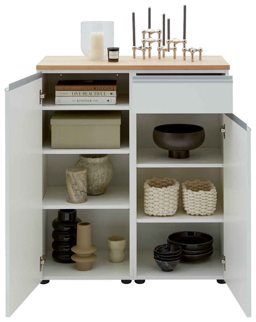 Dieter Knoll Kombi-Kommode LENDINA Frontale Ansicht einer weißen Kombi-Kommode mit offenen Türen, dekoriert mit Kerzen, Büchern und Vasen.