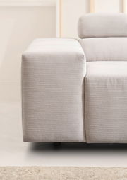 Nahaufnahme einer modernen, hellgrauen Rundecke mit feiner Streifenstruktur, seitliche Perspektive