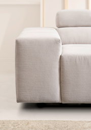 Nahaufnahme einer modernen, hellgrauen Rundecke mit feiner Streifenstruktur, seitliche Perspektive