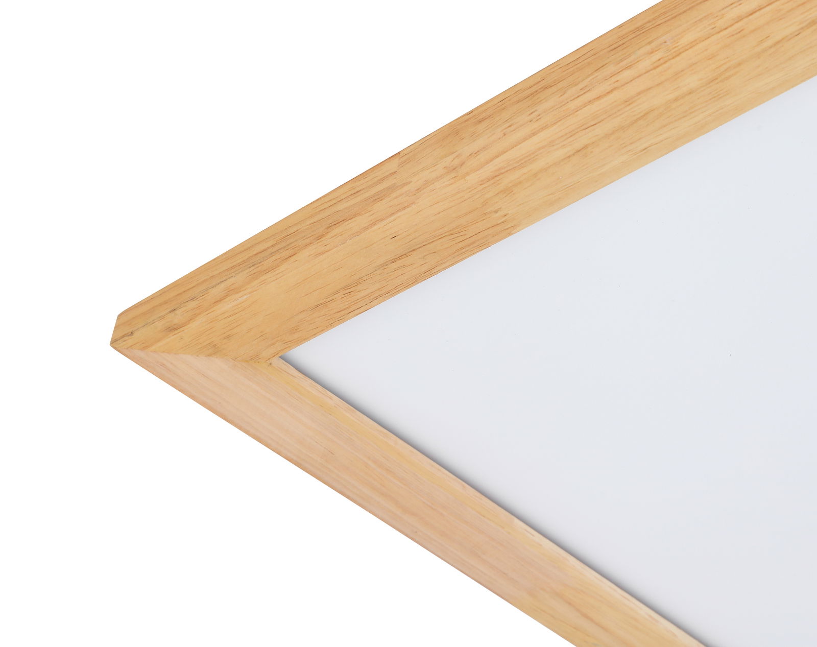 Nahaufnahme einer LED-Deckenleuchte mit Holzrahmen, diagonale Perspektive