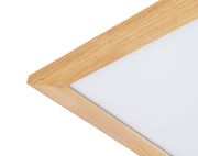 Nahaufnahme einer LED-Deckenleuchte mit Holzrahmen, diagonale Perspektive