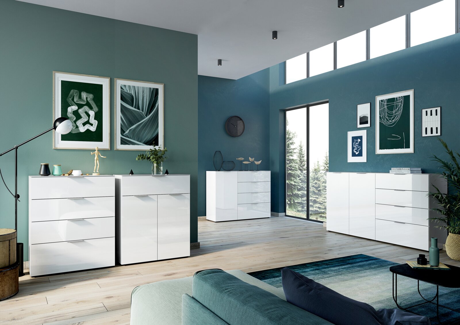 Moderne weiße Schubkastenkommode in einem stilvollen Wohnzimmer mit grüner Wandfarbe und großen Fenstern, seitliche Perspektive.
