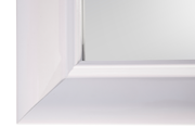 Nahaufnahme eines weißen Spiegels mit elegantem Rahmen, Perspektive von der Ecke.