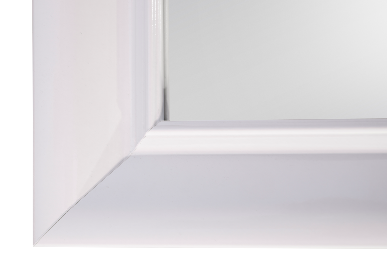 Nahaufnahme eines weißen Spiegels mit elegantem Rahmen, Perspektive von der Ecke.