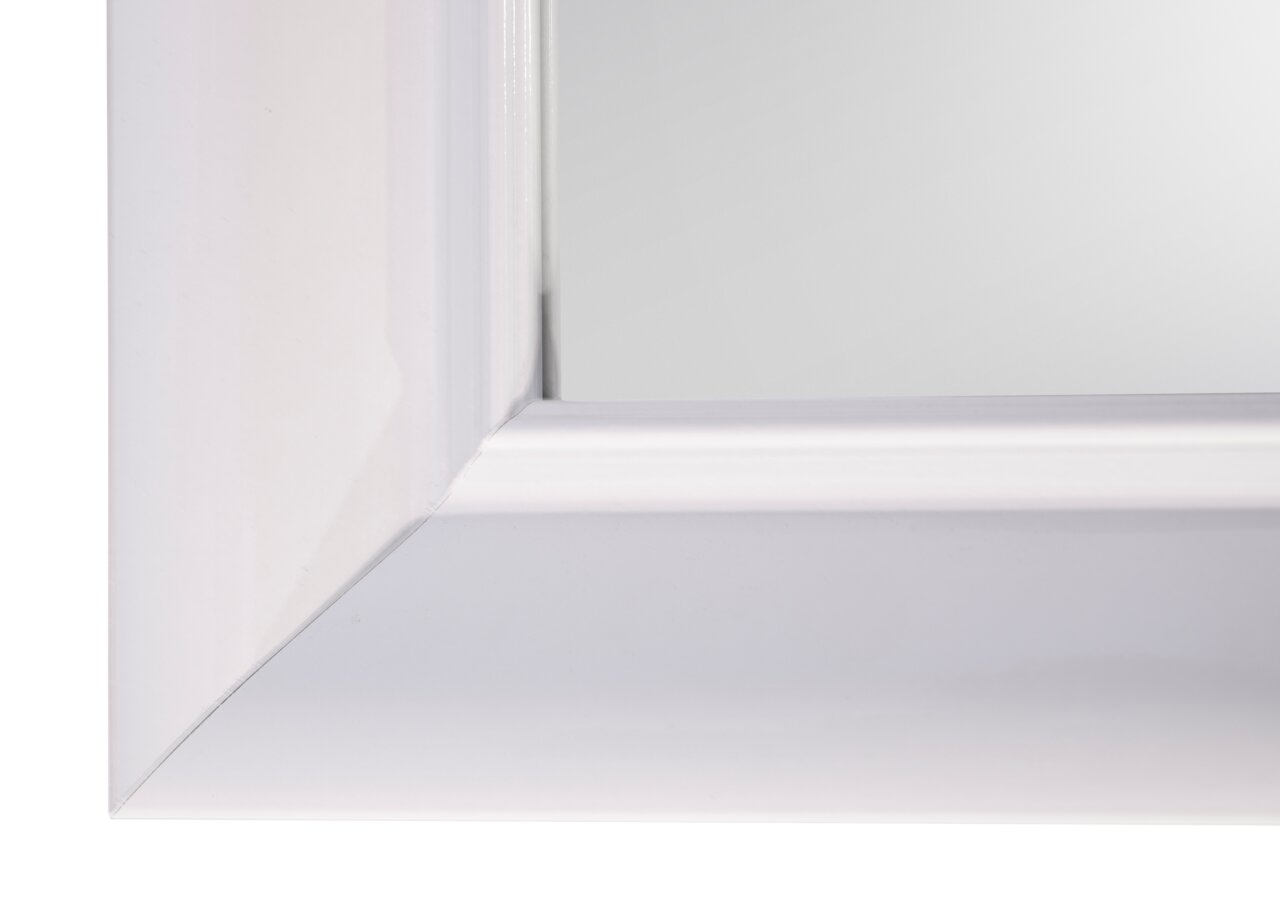 Nahaufnahme eines weißen Spiegels mit elegantem Rahmen, Perspektive von der Ecke.