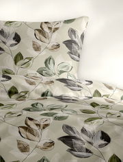 Bettwäsche mit Blättermuster in Grün- und Brauntönen, Perspektive von schräg oben