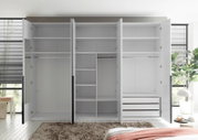 Großer moderner Kleiderschrank in Weiß und Anthrazit mit geöffneten Türen, Kleiderstangen, Regalfächern, drei Schubladen und integriertem Spiegel, frontal in einem hellen Schlafzimmer gezeigt