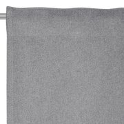 Grauer Fertigvorhang aus Stoff, Nahaufnahme von oben mit Stange sichtbar