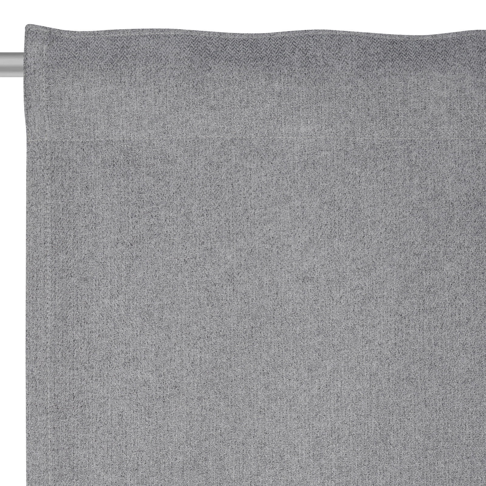 Grauer Fertigvorhang aus Stoff, Nahaufnahme von oben mit Stange sichtbar