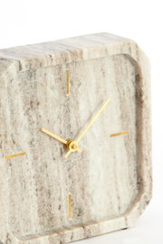 Nahaufnahme einer eleganten, quadratischen Uhr aus Marmor mit goldenen Zeigern und Markierungen.