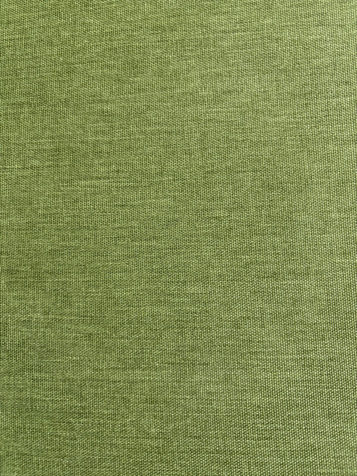Close-up bovenaanzicht van olijfgroene geweven stof met fijne textuur