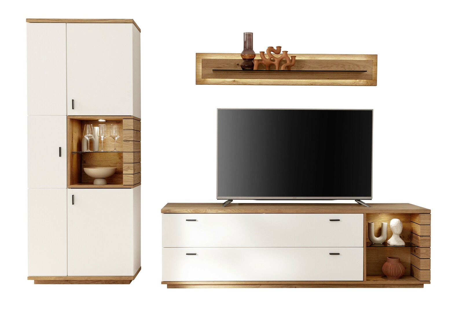 Moderne Wandkombination mit weißem und holzfarbenem Design, bestehend aus einem hohen Schrank, einem TV-Schrank und einem Wandregal, frontal betrachtet.
