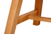 Detailaufnahme der unteren Stuhl-/Hockerbeine aus massivem Holz mit Querstrebe und sichtbarer Holzmaserung, seitliche Perspektive auf die Verbindung