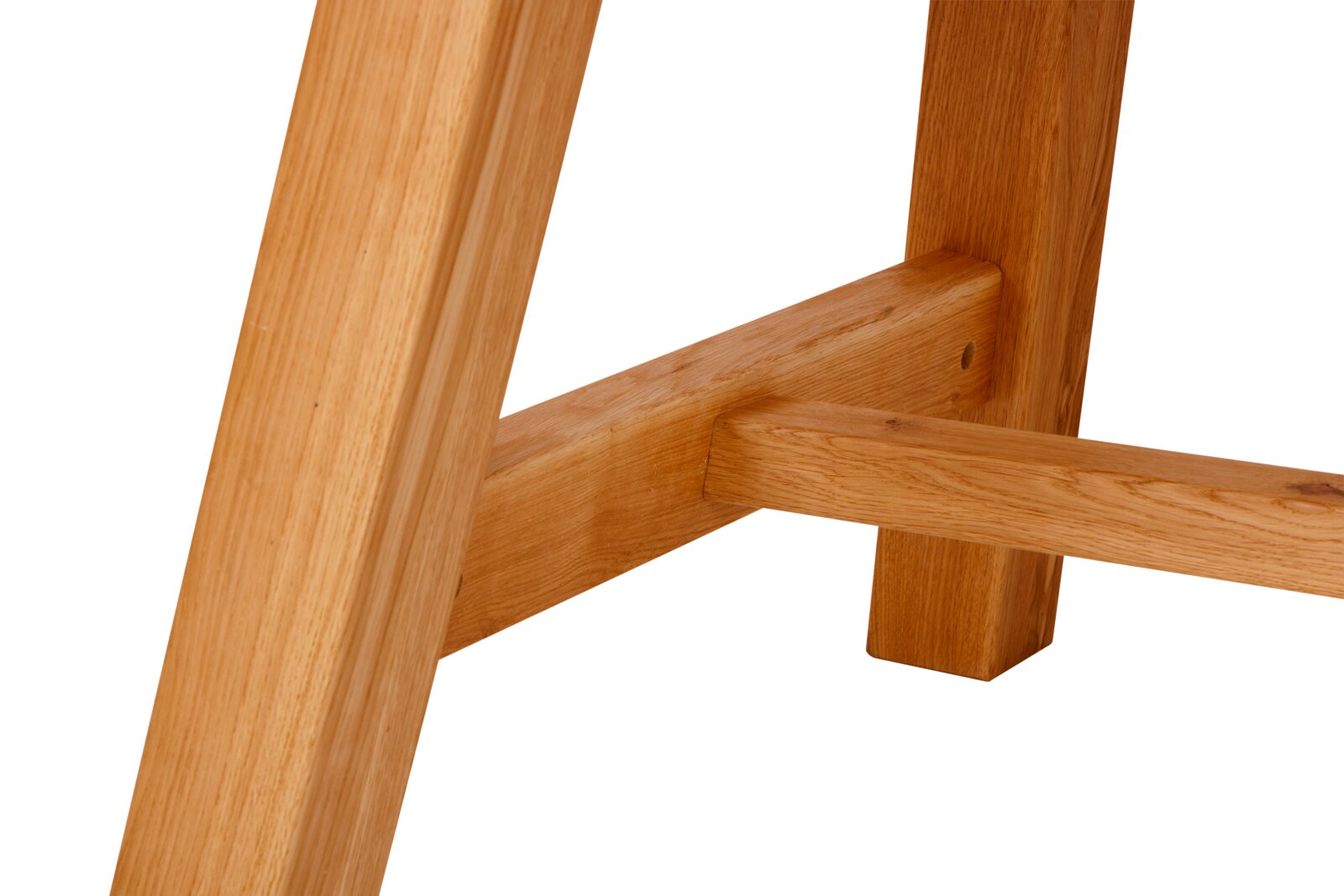Detailaufnahme der unteren Stuhl-/Hockerbeine aus massivem Holz mit Querstrebe und sichtbarer Holzmaserung, seitliche Perspektive auf die Verbindung