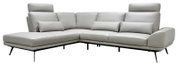 Lichtgrijze moderne hoekbank met chaise longue, verstelbare hoofdsteunen, sierkussens en slanke zwarte poten, schuin van voren afgebeeld.