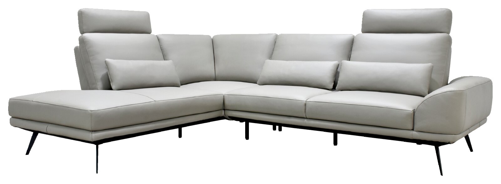 Lichtgrijze moderne hoekbank met chaise longue, verstelbare hoofdsteunen, sierkussens en slanke zwarte poten, schuin van voren afgebeeld.