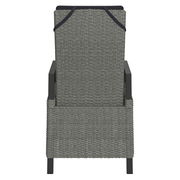 Rückansicht eines Gartensessels aus grauem Geflecht mit Armlehnen.