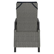 Rückansicht eines Gartensessels aus grauem Geflecht mit Armlehnen.