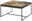 Moderner Couchtisch mit Holzplatte und schwarzem Metallgestell, seitliche Perspektive. Der Tisch hat Fächer mit Dekorationen wie ein Glas, Zeitschriften und Karten.